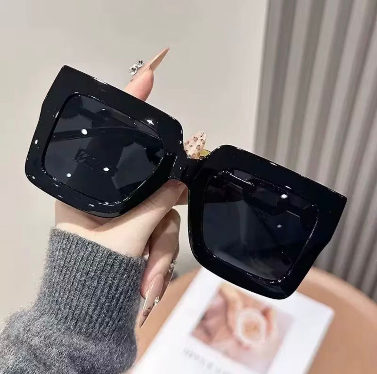 Óculos de Sol Feminino Luxo Quadrado - Haste de Corrente Dourada Premium